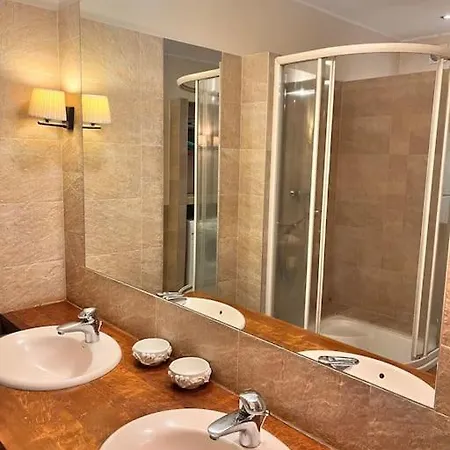 100 Metrowy Kolo Opery Lesnej Apartment *